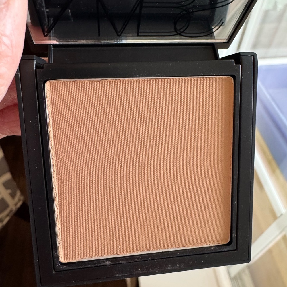 NARS All Day Luminous Powder Foundation Medium 1.5 Vallauris
